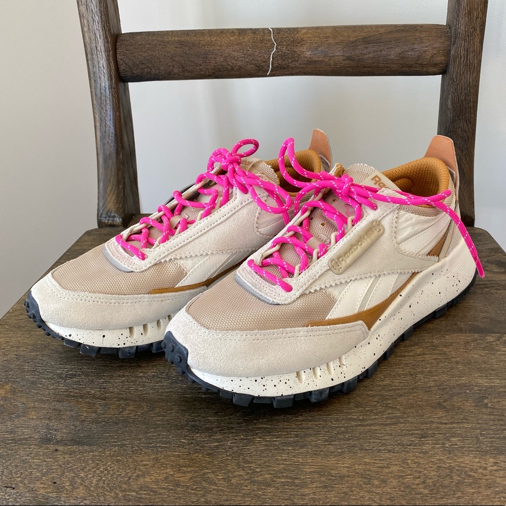 NEVER WORN Reebok womens leather legacy sneaker SIZE 7 in alabaster/beige/ochre